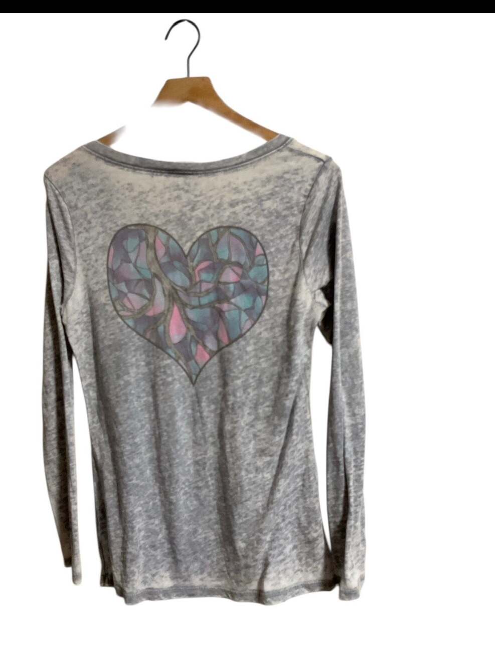 One Fourteen Los Angeles Gray Blue Acid Wash Stained Glass Heart V-Neck Large